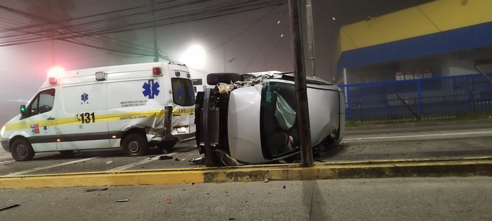 Conductor ebrio chocó por alcance a ambulancia y terminó volcado en Valdivia