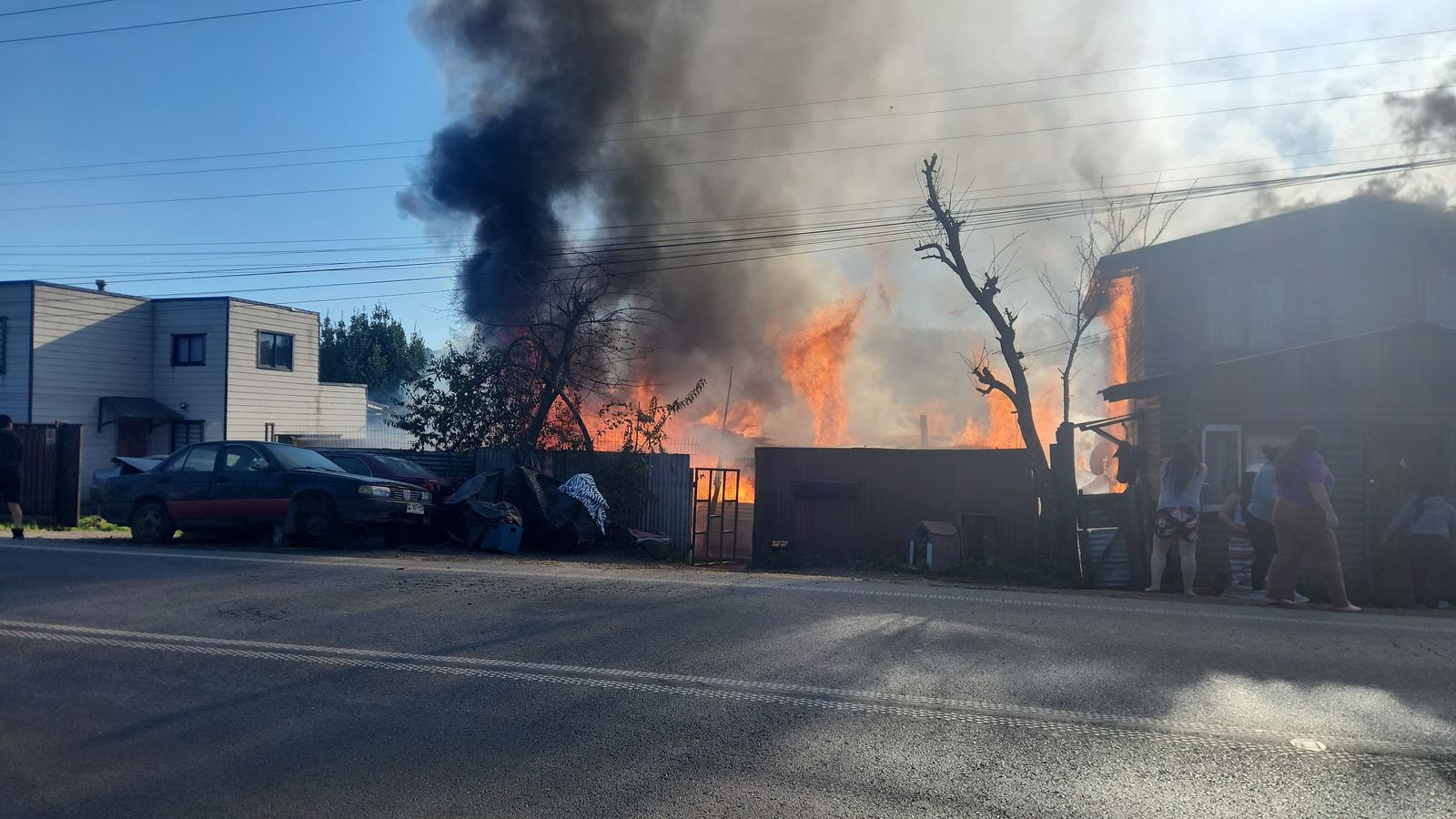Dos viviendas destruidas y ocho personas afectadas tras incendio en Los Lagos