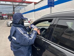 Más rotación, orden y menor tarifa: Lo más valorado por usuarios del nuevo sistema de parquímetros en Valdivia