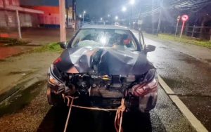 Conductora ebria fue detenida tras chocar contra barrera de contención en Valdivia