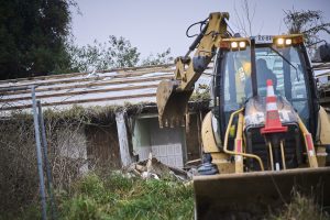 Demuelen inmueble que era foco de inseguridad en sector Isla Teja