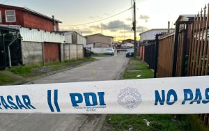 Hombre murió apuñalado en una plaza de Valdivia: Presunto autor llamó a Carabineros y se entregó