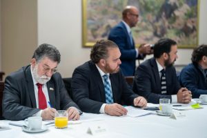 Gobernador Cuvertino plantea a Kast urgencia por Barrio Cívico y vacío legal en servicios sanitarios rurales