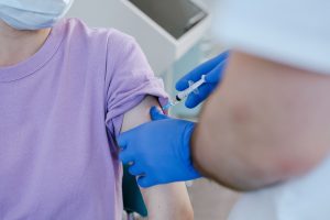 A poco del inicio del invierno: Vacunación contra la Influenza alcanza 73,45% en Los Ríos