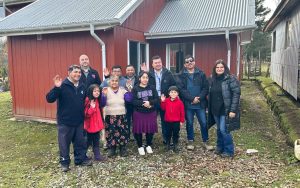 Familias de Panguipulli y Lanco reciben las llaves de sus nuevas viviendas rurales