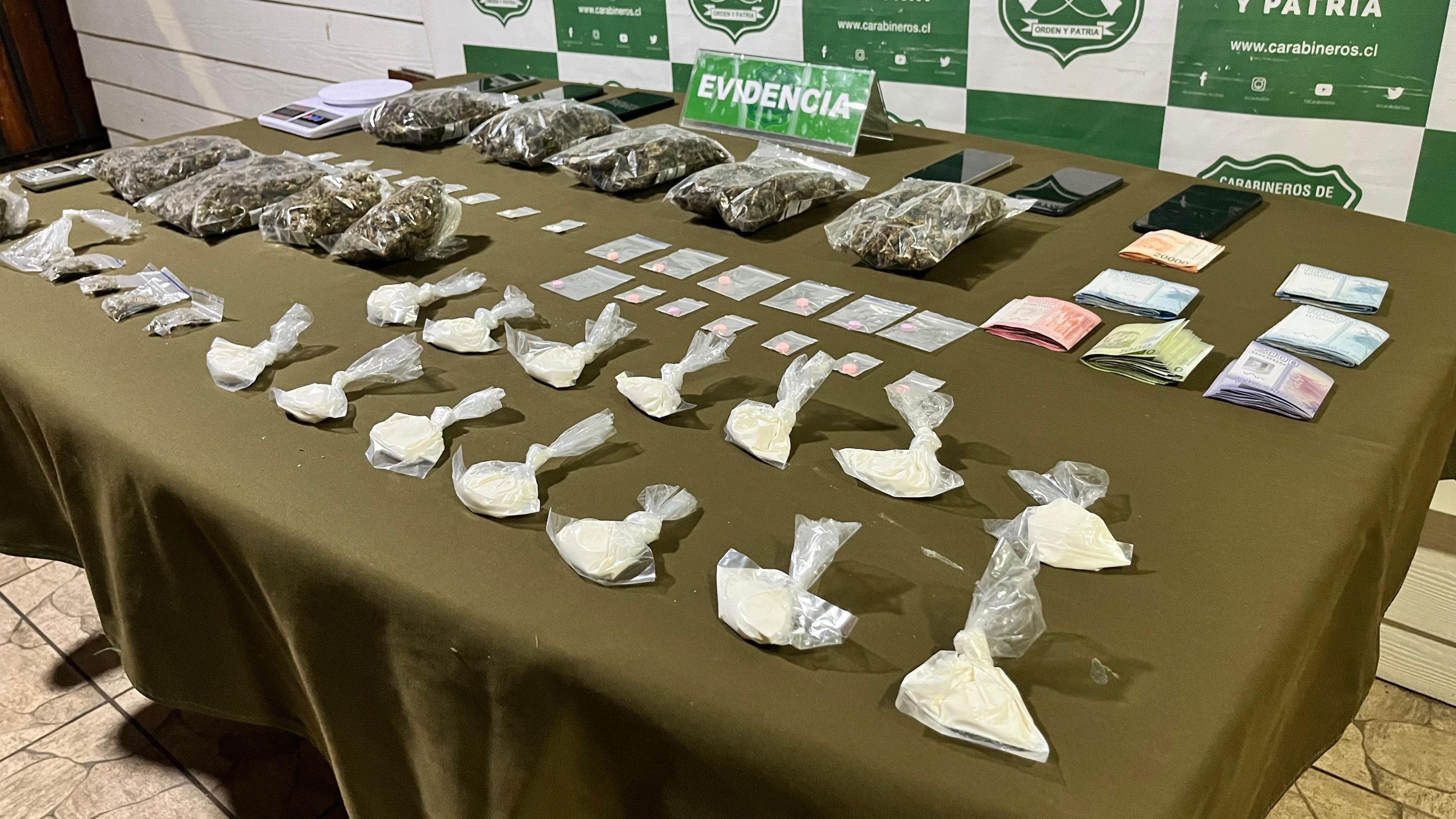 Incautan droga avaluada en $14 millones y detienen a cinco personas en Valdivia