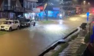 Solicitan decretar Alerta Roja para Corral tras graves desbordes e inundaciones