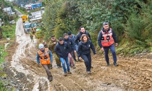 Valdivia entrega más de 300 ayudas a familias afectadas y envía maquinaria para apoyar la emergencia en Corral