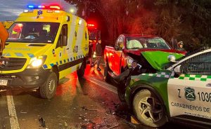 Colisión frontal entre patrulla de Carabineros y camioneta deja cuatro lesionados en Los Lagos