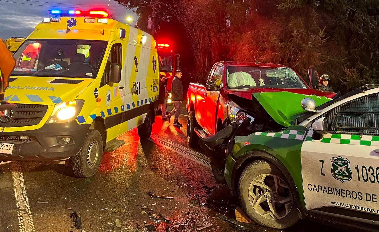 Colisión frontal entre patrulla de Carabineros y camioneta deja cuatro lesionados en Los Lagos