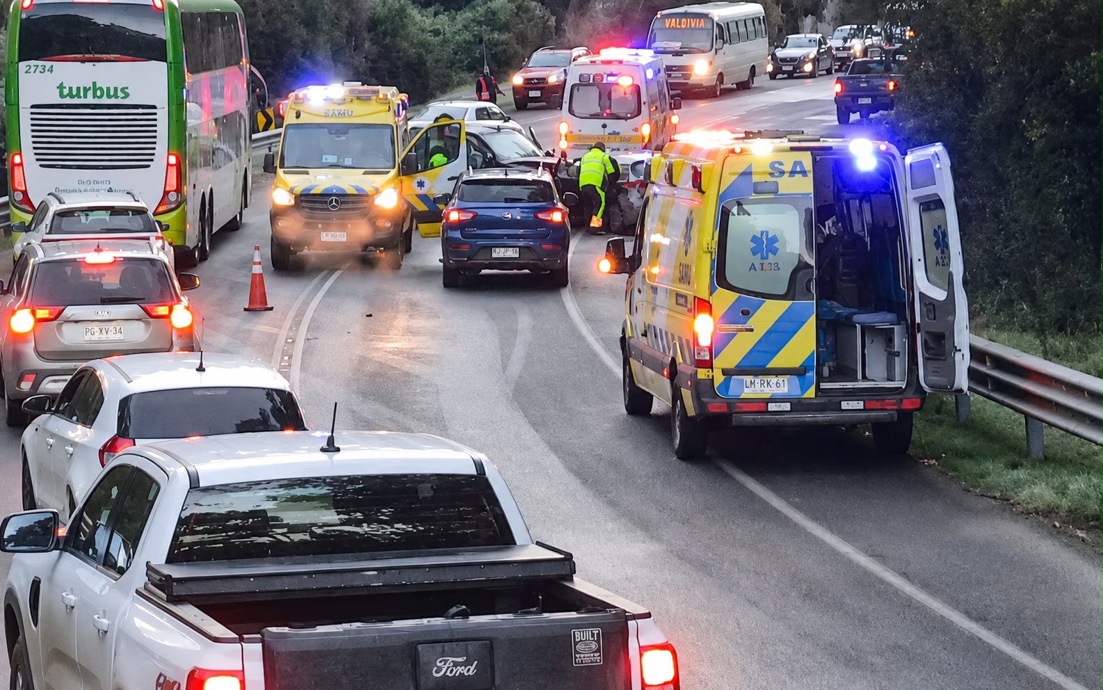 Accidente en Cuesta Cero deja lesionados y llaman a evitar el tramo entre Paillaco y Valdivia