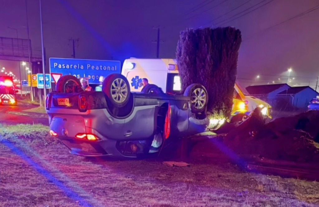 Investigan volcamiento en Ruta 5 Sur: Dos mujeres resultaron lesionadas 