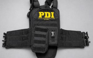 Detienen a joven con chaleco PDI falso y arsenal de réplicas en Mariquina