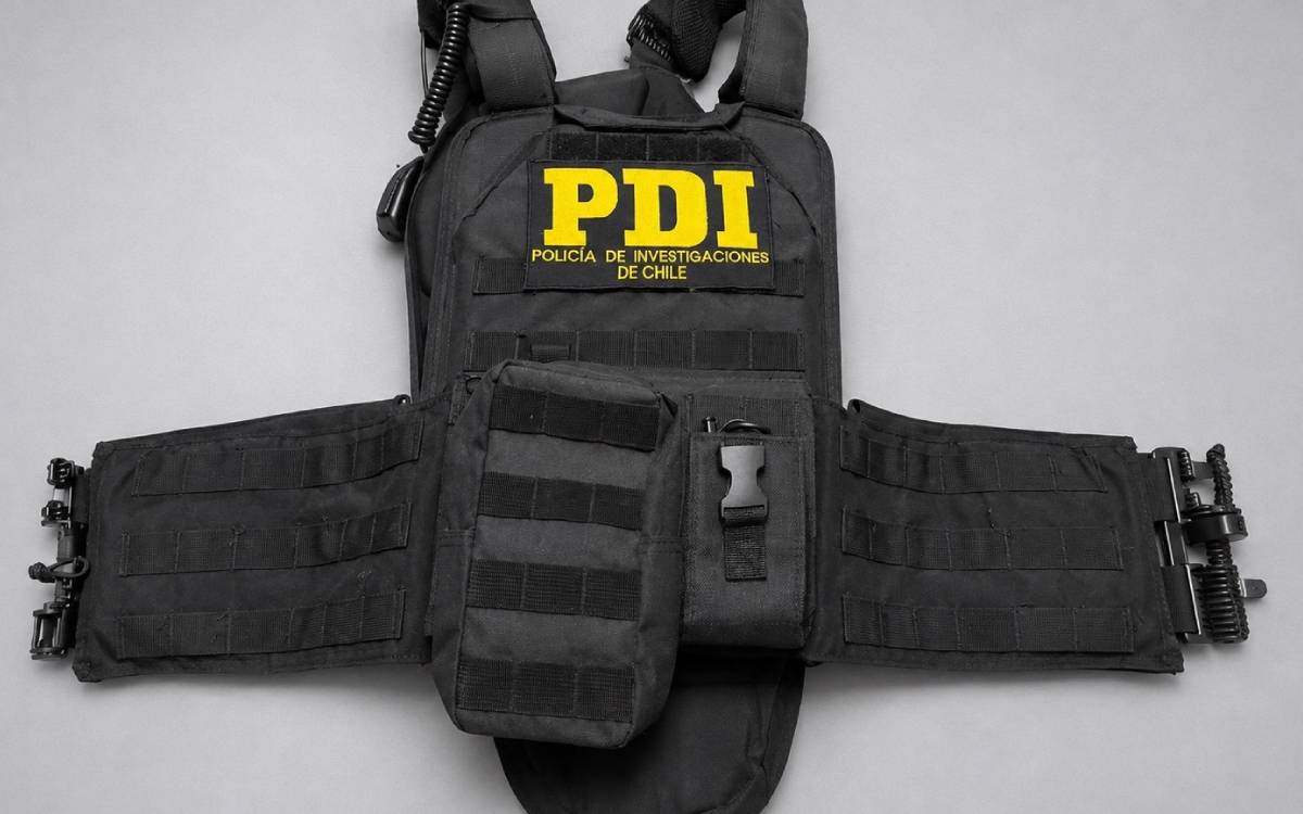 Detienen a joven con chaleco PDI falso y arsenal de réplicas en Mariquina