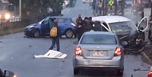 Colisión entre furgón y auto en calle Picarte con San Martín dejó varios lesionados en Valdivia
