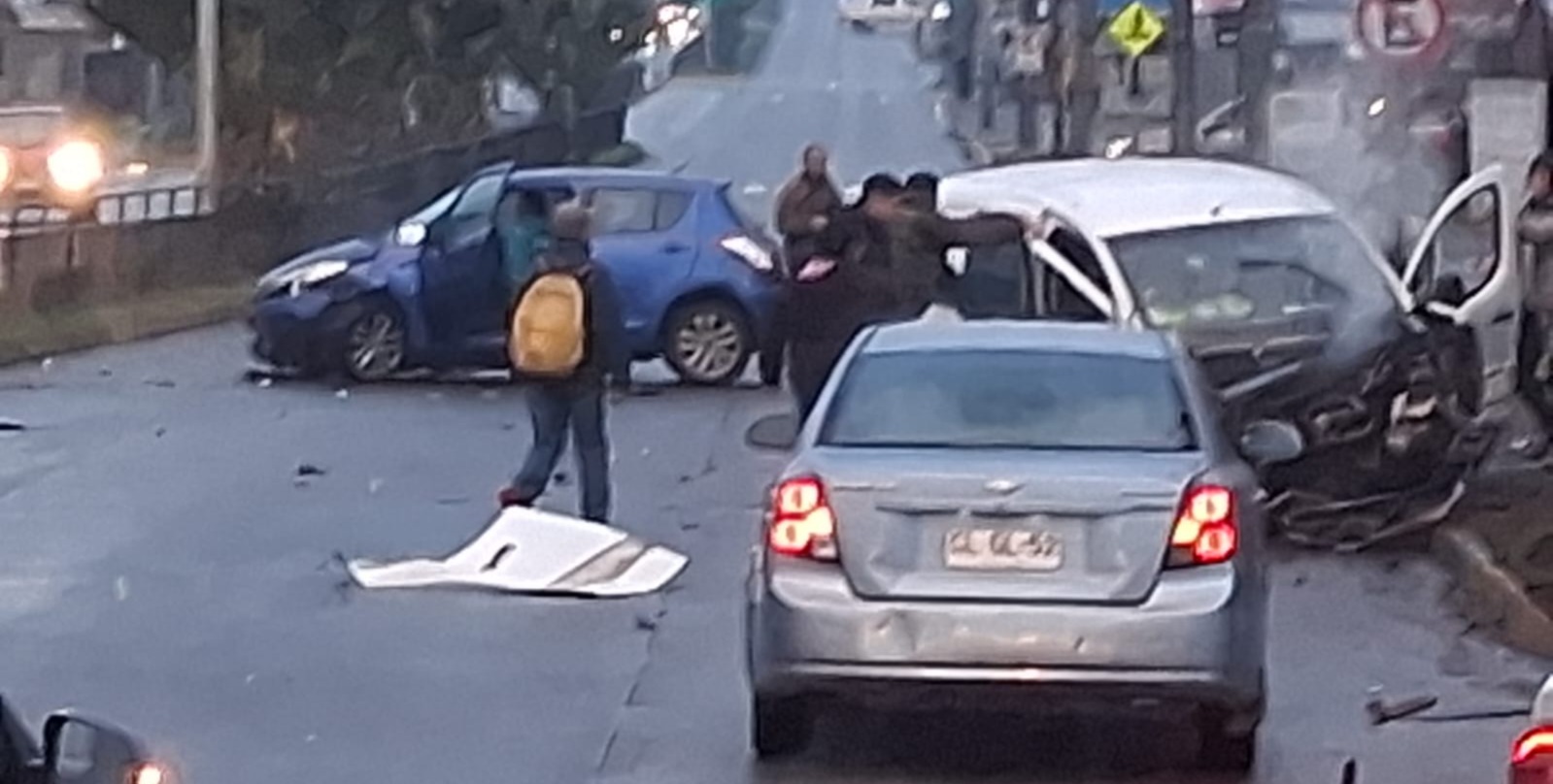 Colisión entre furgón y auto en calle Picarte con San Martín dejó varios lesionados en Valdivia