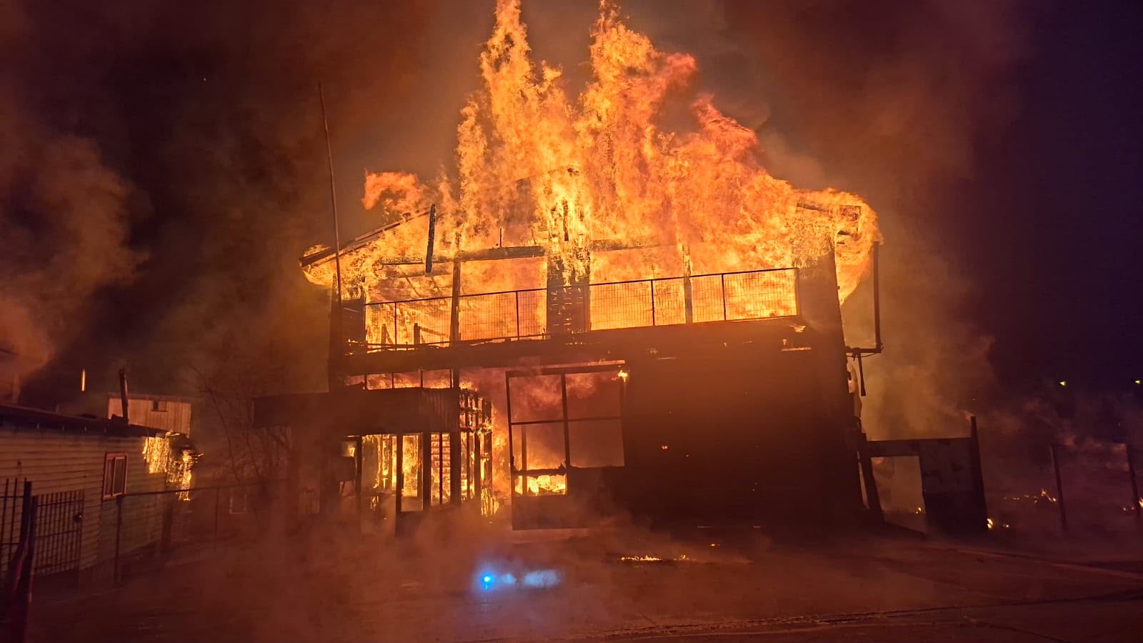 Incendio destruye cuartel de Bomberos, viviendas y un local comercial en Los Lagos
