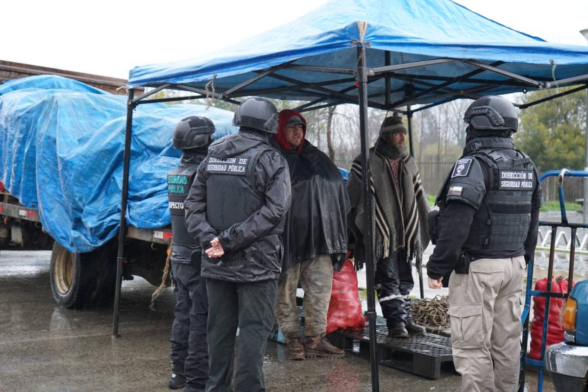 Operativo en feria de Valdivia busca evitar vehículos mal estacionados y despejar vías