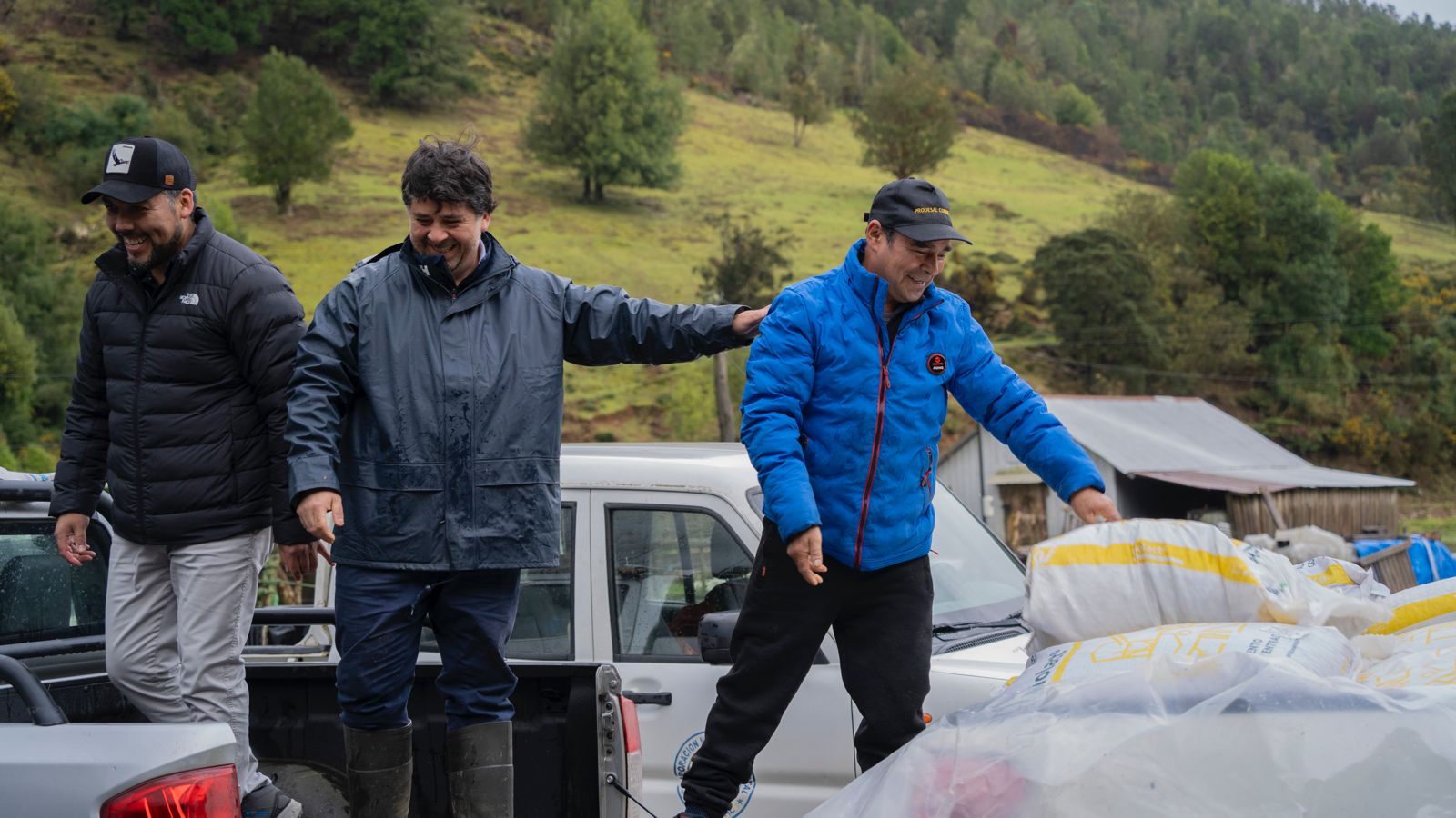 Agricultores afectados por temporales en Corral reciben una tonelada de primeras ayudas