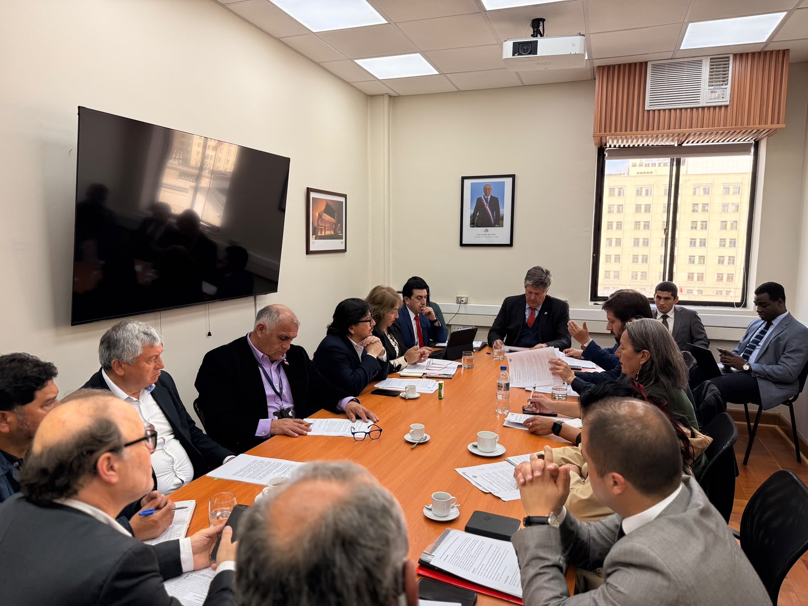 Alcalde de Paillaco gestiona en Santiago recursos para caminos rurales, cruces peligrosos y proyectos de agua potable