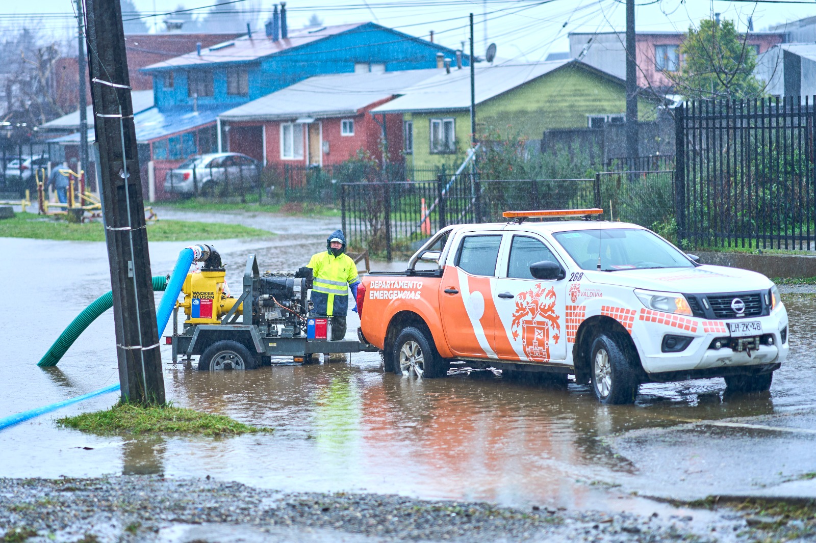Cierran dos calles en Valdivia por anegamientos ante lluvias y fuertes vientos