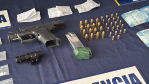 “Operación Monopolio” arrojó dos detenidos: Allanan 10 casas e incautan arma y drogas en Valdivia