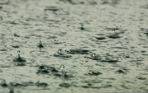 Evacúan sector de Liquiñe por desborde de río en Panguipulli