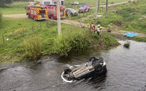 Un fallecido y una mujer desaparecida deja volcamiento de vehículo en Paillaco