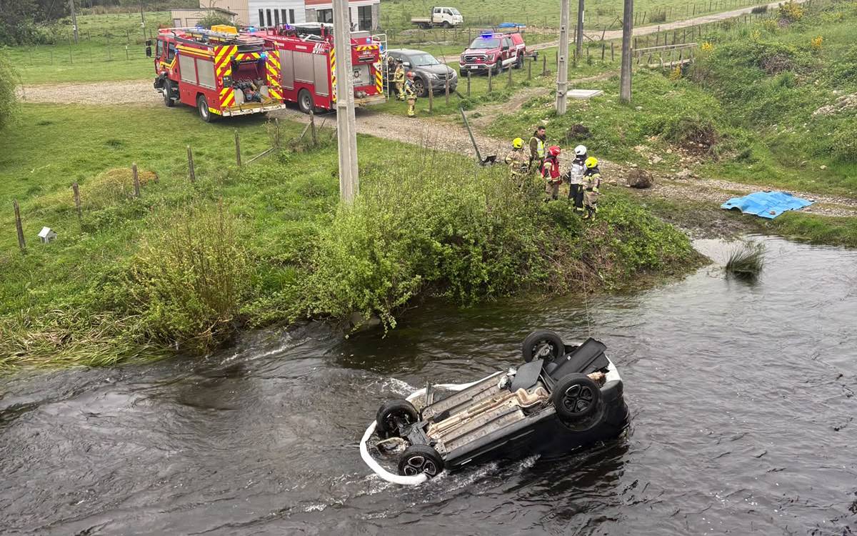 Un fallecido y una mujer desaparecida deja volcamiento de vehículo en Paillaco