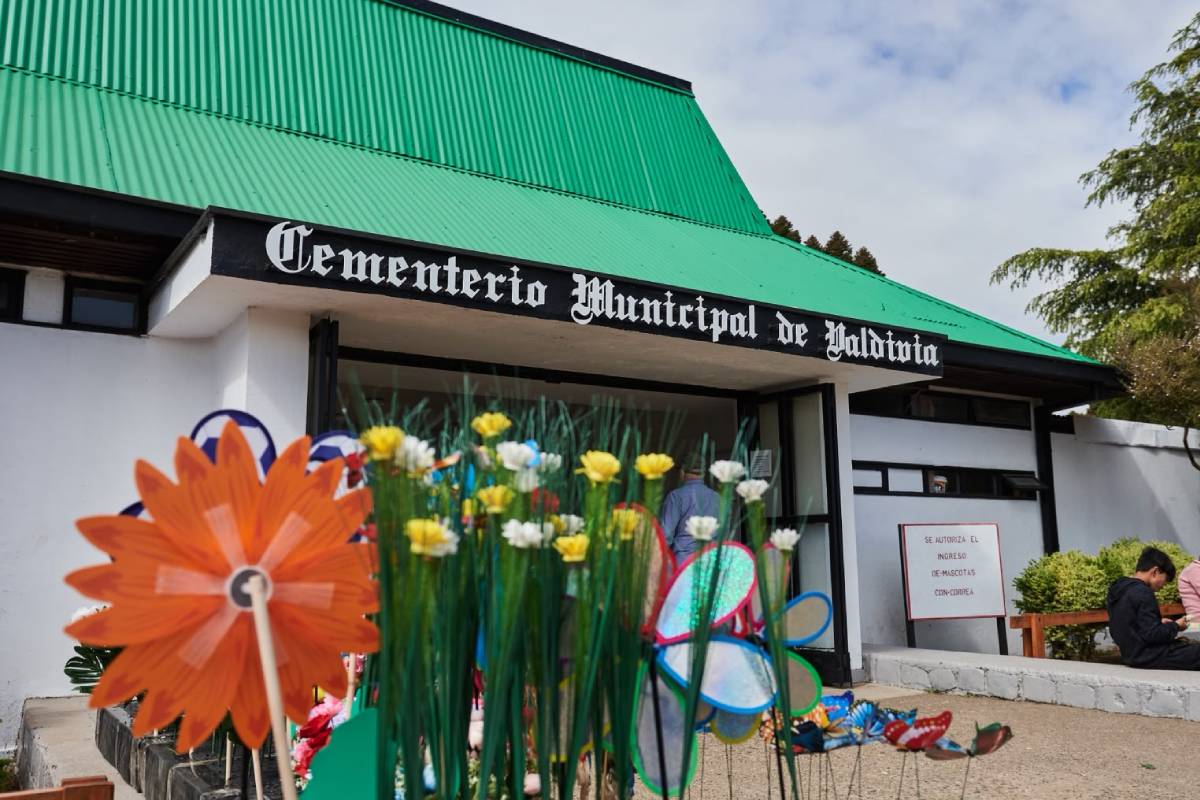 Valdivia alista sus cementerios para Todos los Santos con 72 puestos de flores y seguridad